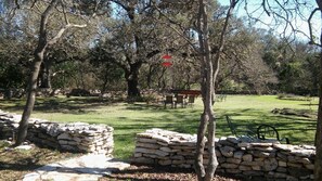 Property grounds - Willie Mae’s Cottage at The Homestead  B & B (Dripping Springs,)