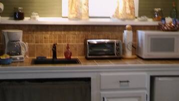 Refrigerador, microondas, cafetera y tetera y tostadora