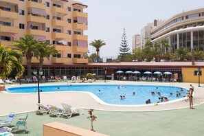 Outdoor pool, pool loungers - Bonito apartamento en Los Cristianos, cerca al mar y playa (Los Cristianos)