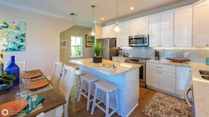 冷蔵庫、電子レンジ、オーブン、コンロ