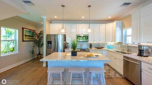 冷蔵庫、電子レンジ、オーブン、コンロ