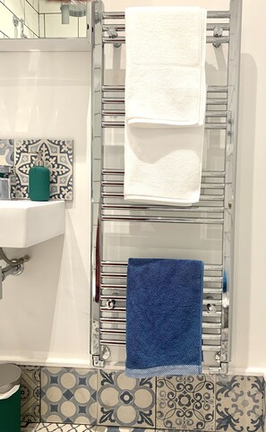 Habitación doble Deluxe | Baño | Regadera, regadera tipo lluvia, amenidades de baño gratuitas