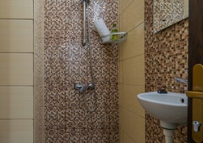 Căn hộ phong cách cổ điển | Phòng tắm | Buồng tắm vòi sen, đồ dùng nhà tắm miễn phí, máy sấy tóc 