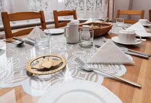 فطور أوروبي يوميًا بتكلفة قدرها (5 GBP للشخص)