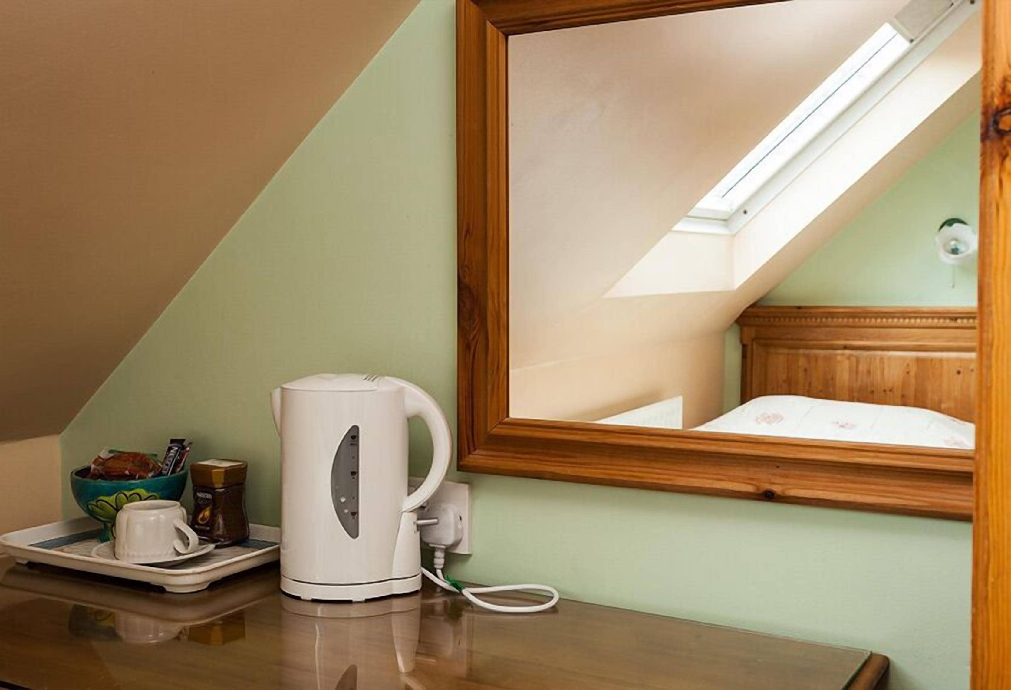 Traditional Single Room, 1 Twin Bed | Coffee and/or coffee maker