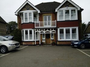 Front of property - Gable End Guest House (Horley)