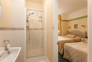 Traditional Triple Room | Bathroom | Shower, hair dryer, towels - Gable End Guest House (Horley)