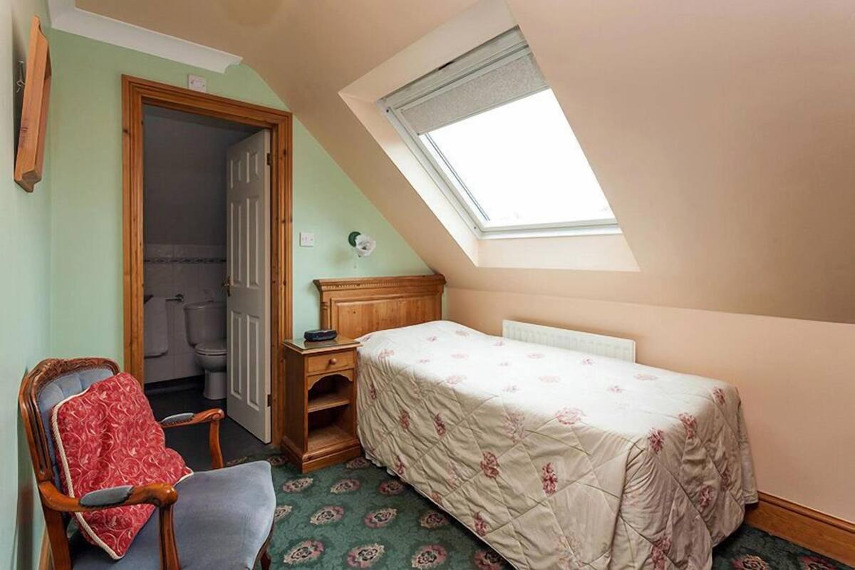 Traditional Single Room, 1 Twin Bed | Individually decorated, individually furnished, free cribs/infant beds