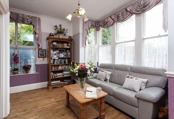 Reception - Gable End Guest House (Horley)