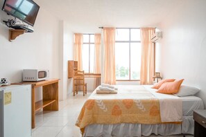 Habitación doble, vistas al mar | Caja fuerte, decoración individual, mobiliario individual