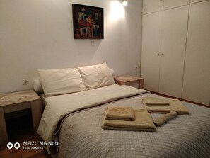 1 bedroom, desk, iron/ironing board, WiFi