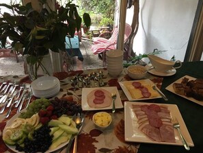 Café da manhã completo grátis todos os dias