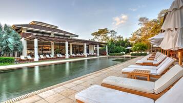 2 outdoor pools