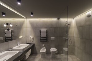 ห้องสวีท | ห้องน้ำ | ฝักบัว, ของใช้ในห้องน้ำฟรี, ไดร์เป่าผม, เสื้อคลุมอาบน้ำ