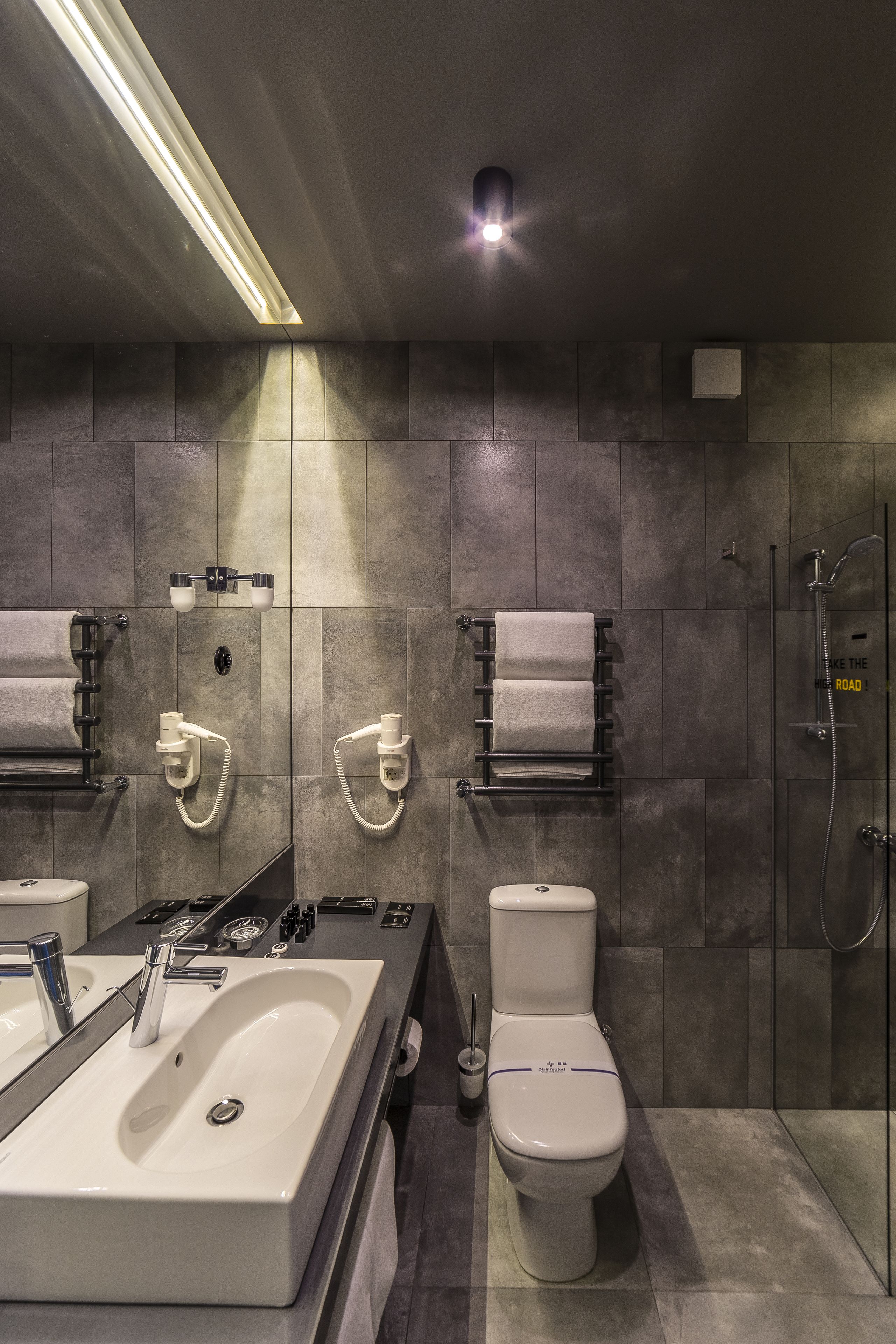 Un bagno moderno con una vasca da bagno ampia, un water e una doccia.