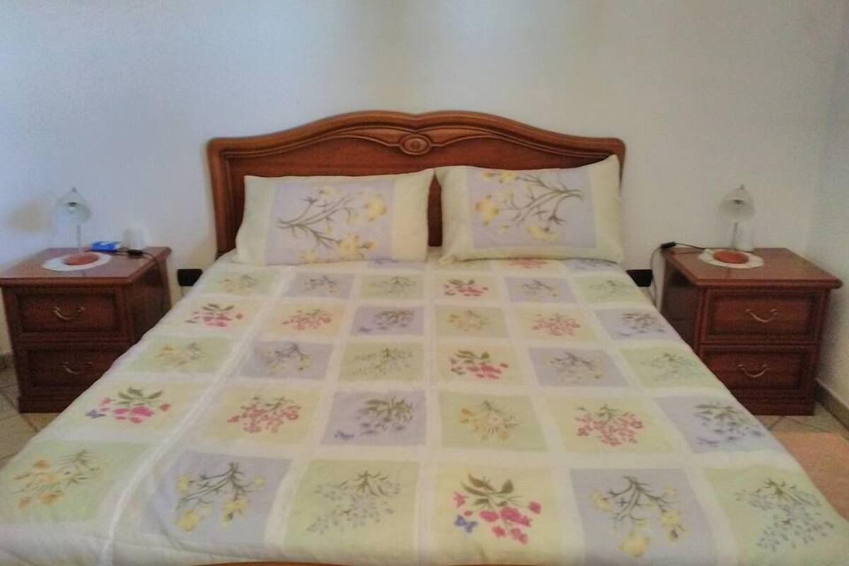 Habitación doble, baño compartido | Escritorio, tabla de planchar con plancha, wifi gratis y ropa de cama
