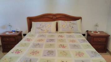 Double Room, Shared Bathroom | Desk, iron/ironing board, free WiFi, bed sheets