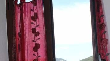 1 quarto, escrivaninha, ferros/tábuas de passar roupa, Wi-Fi de cortesia