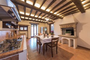 Kühlschrank, Mikrowelle, Ofen, Geschirrspüler