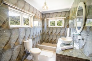 อพาร์ทเมนท์, 2 ห้องนอน (top) | ห้องน้ำ | อ่างอาบน้ำและฝักบัวแยกจากกัน,   อ่างอาบน้ำแบบแช่ตัว, ของใช้ในห้องน้ำฟรี