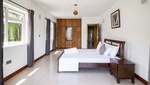 2 bedrooms, in-room safe, soundproofing, iron/ironing board - Flora's Self Catering (Mahé Island)
