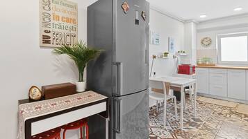 Apartemen Comfort | Dapur pribadi | Lemari es besar, microwave, kompor, dan mesin pembuat kopi/teh