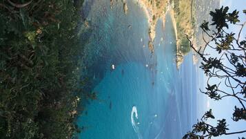 Chaises longues, serviettes de plage