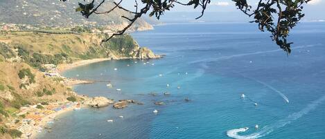 Chaises longues, serviettes de plage