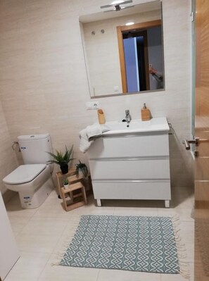 Baignoire, serviettes fournies, savon, shampoing