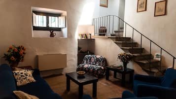 Caminetto, tavolo da ping pong, libri