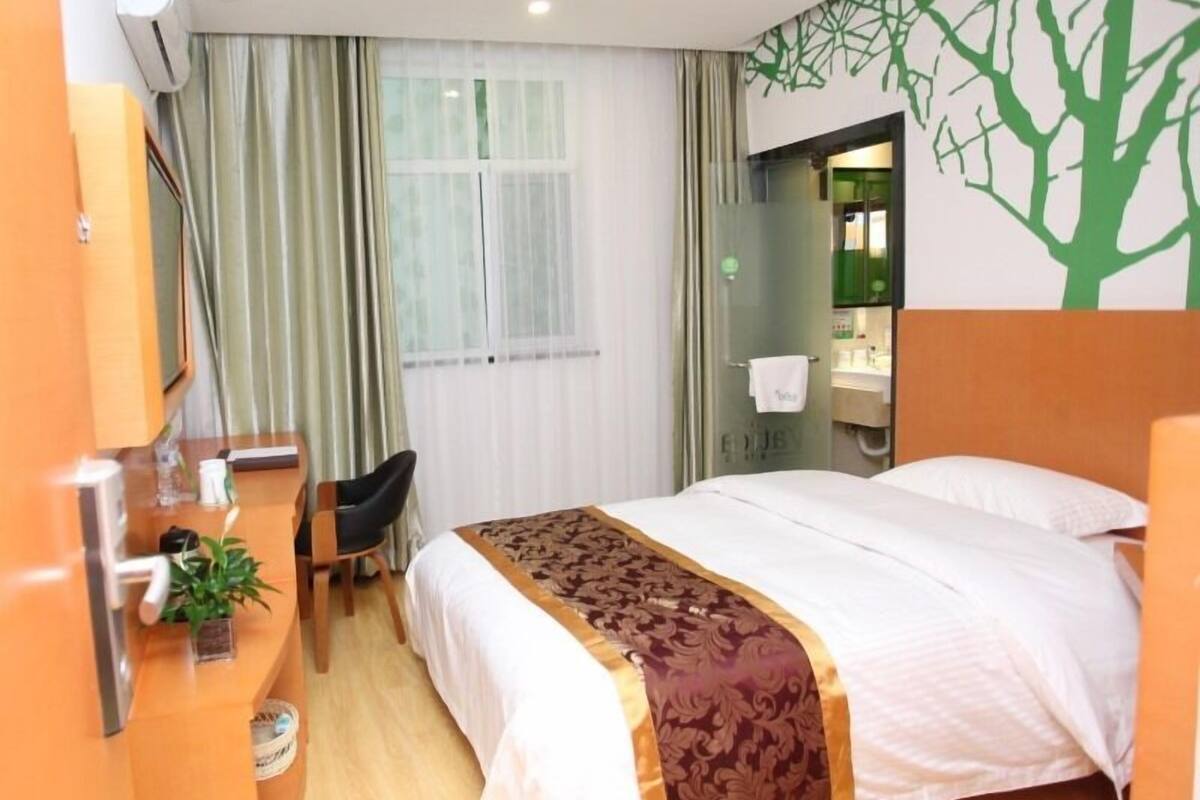Business Room, 1 King Bed | Free WiFi