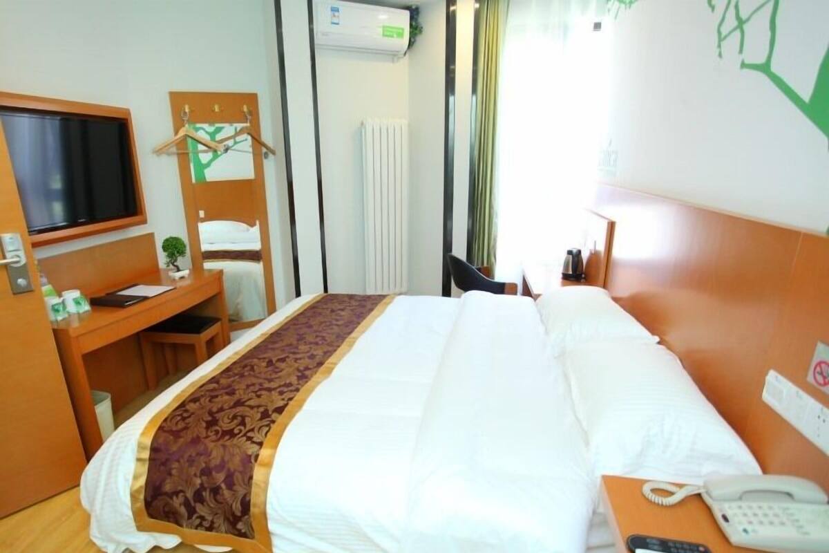 Room, 1 Queen Bed | Free WiFi