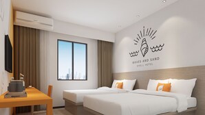 Habitación de hotel con dos camas, un escritorio y un amplio ventanal con vistas a la ciudad.