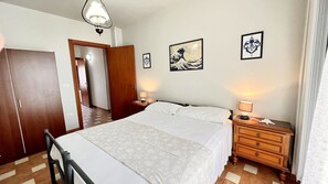 4 bedrooms, iron/ironing board, WiFi