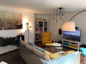 Télévision, lecteur de DVD, livres