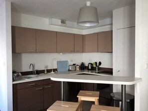 Réfrigérateur, micro-ondes, four, plaque de cuisson