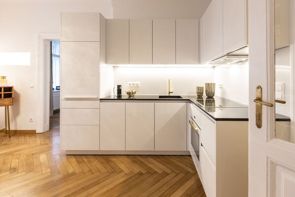 Kühlschrank, Mikrowelle, Herdplatte, Wasserkocher mit Kaffee-/Teezubehör