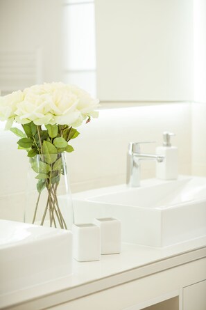 Baignoire, sĂšche-cheveux, serviettes fournies, papier toilette
