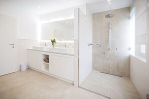 Badewanne, Haartrockner, Handtücher, Toilettenpapier