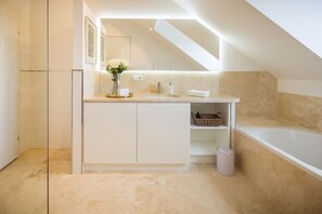 Badewanne, Haartrockner, Handtücher, Toilettenpapier