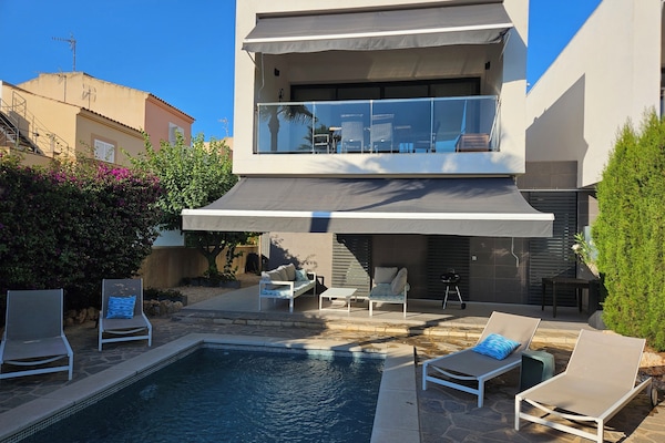 Haus mit Markisen, Lounge, Grill, 4 Sonnenliegen und privaten Pool
