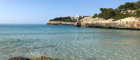 Sulla spiaggia, lettini da mare