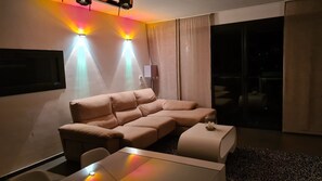 Smart-TV, Bücher, Stereoanlage