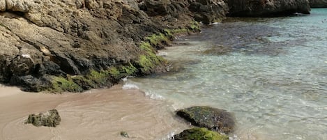 På stranden og solsenger