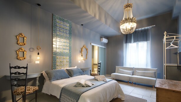Minibar, in-room safe, blackout curtains, individually decorated - B&B Sikuli e Sikani (Syracuse)