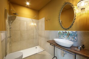 Double Room (Terra) | Bathroom | Shower, rainfall showerhead, free toiletries, hair dryer - B&B Sikuli e Sikani (Syracuse)
