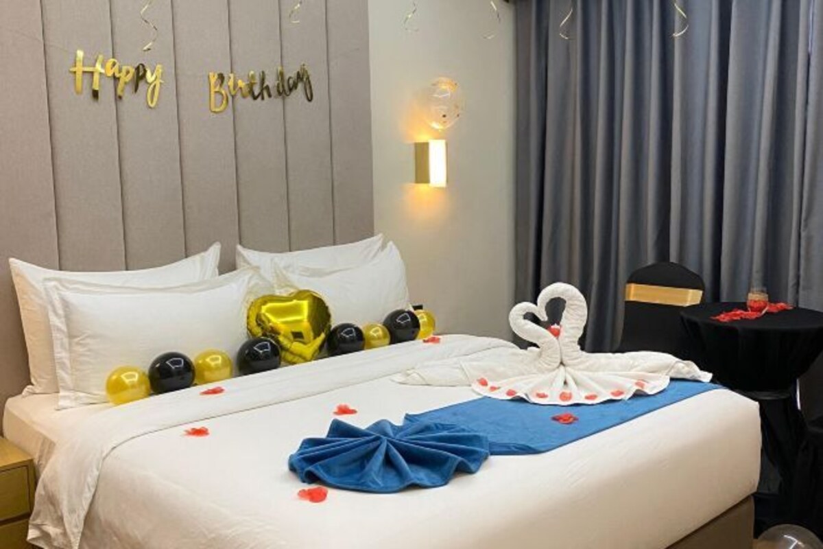Bedden met traagschuimmatrassen, een kluis op de kamer, een bureau