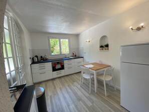 Een koelkast, een microgolfoven, een oven, een kookplaat