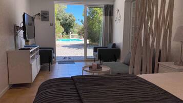 Een strijkplank/strijkijzer, reisbedje, gratis wifi, beddengoed