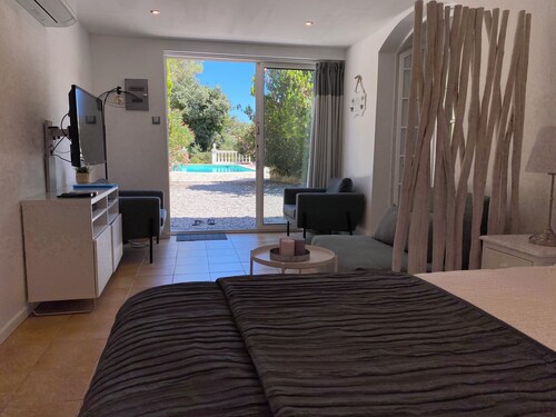 Grand Studio + Piscine privative 10x5m* sur terrain 1500m2 * Proximité Cascade *